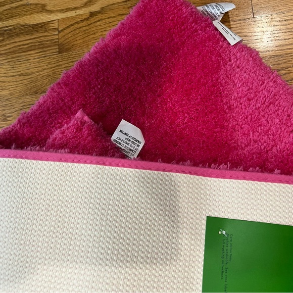 NWT Kate Spade Set of 2 Hot Pink Bath Rugs - Picture 3 of 4